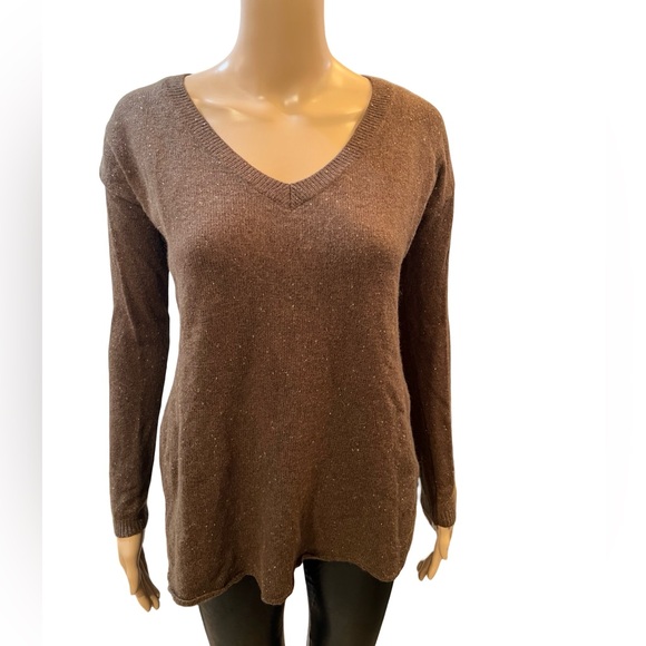 Cozy v neck sweater with side slits - Picture 2 of 11